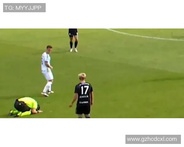 球员为亡父进球后跪地痛哭，令人泪目