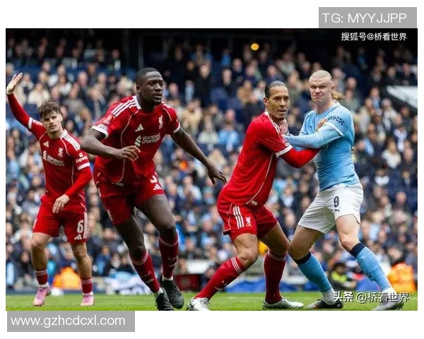 曼城赛场细节被镜头放大引发球迷热议小动作成焦点